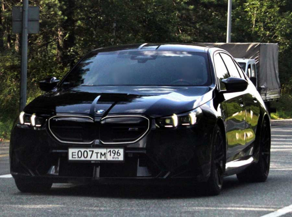 BMW M5 G90, Жасмин и Утес: роскошная жизнь строителя с бюджетными контрактами