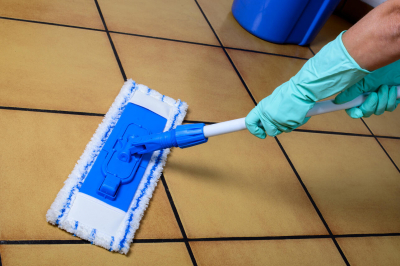 Без ведра и лишней воды: как помыть пол быстрее и лучшее любого клининга