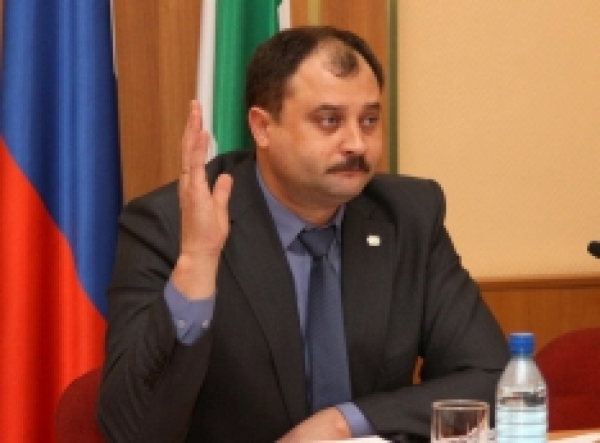 Из Дома детского творчества - в закусочную. Мэр Сергей Руденко сделал Камилу Бадиру оглы Мустафаеву &laquo;подарок&raquo; в центре города