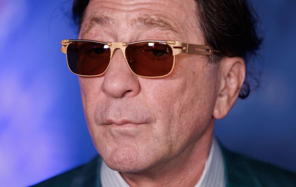 Григорий Лепс удивил публику серьгой и косичкой: фото