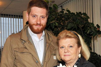 Обе жены очень похожи, но он выбрал ту, которая помоложе. Младший сын Ирины Муравьевой женился через 4 месяца после развода и расстроил мать