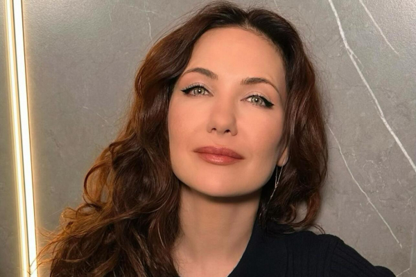 Кому идет больше? Климову с дочкой засняли в одинаковых платьях на премии