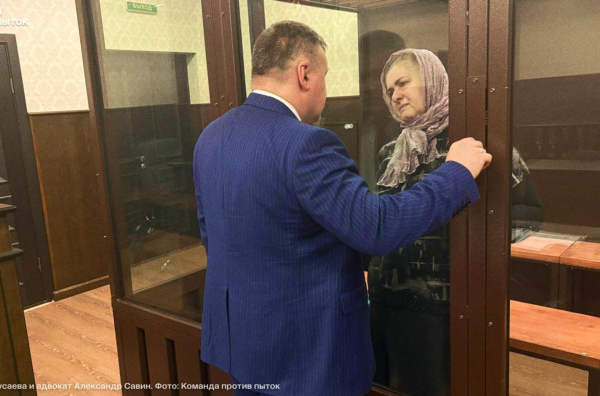 Суд в Чечне вынес новый приговор по второму делу Заремы Мусаевой. Ей назначили 3 года и 10 месяцев колонии, сократив прежний срок на месяц