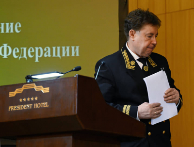 «Проводит бизнес-совещания прямо в служебном кабинете»