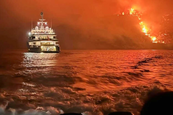 В пожаре на греческом острове могут быть виновны пассажиры яхты из Казахстана