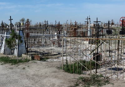 Кресты в пустыне и таинственные герои. Нашёл в Средней Азии заброшенное русско-немецко-японское кладбище