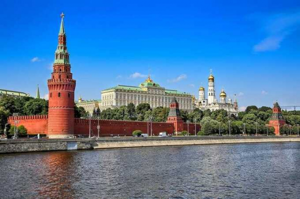 В Москве усилены меры безопасности: на въездах блок-посты, у Кремля размещена вооружённая охрана на фоне репетиции парада и ночной атаки БПЛА