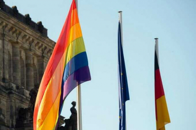 В Берлине у Рейхстага подняли радужный флаг в Международный день борьбы с гомофобией и трансфобией