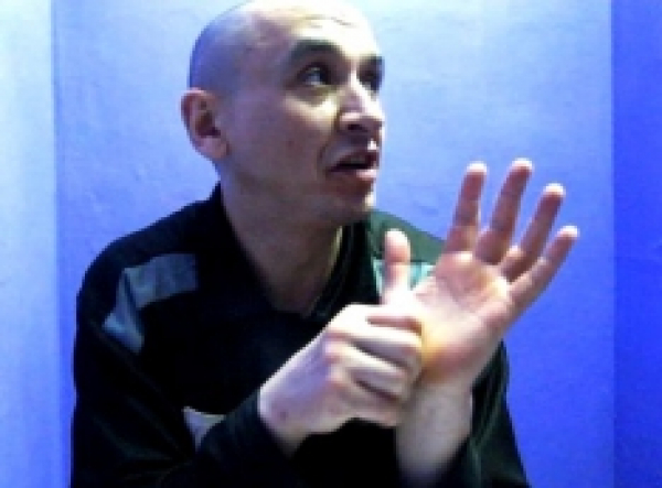 &laquo;Хлебом можно гвозди забивать&hellip;&raquo; Бандит и организатор убийств Равиль Хакимов требует компенсацию за некомфортные тюремные условия