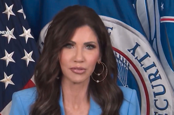 Министр нацбезопасности США потребовала проигрывать в аэропортах сообщение, обвиняющее демократов в шатдауне правительства